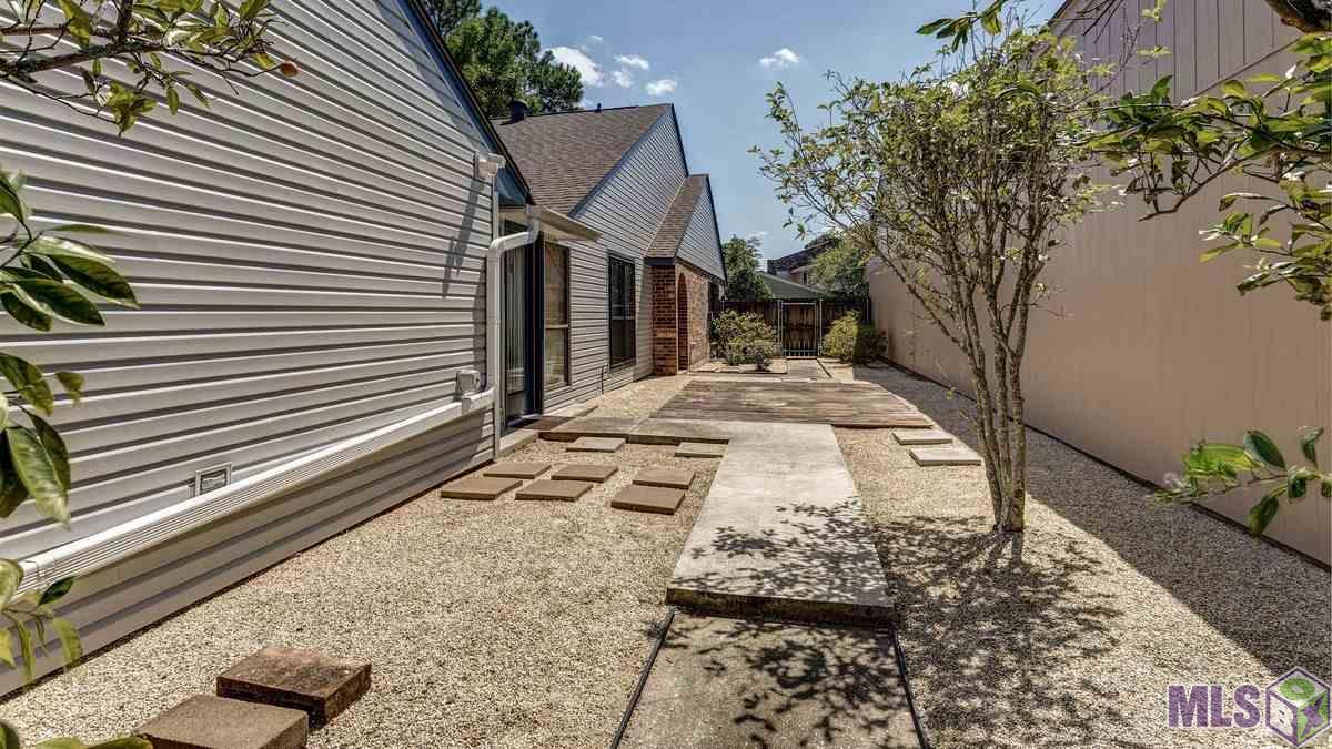 2364 Shadowbrook Drive Baton Rouge, LA 70816 - Photo 20 of 27 Courtyard
