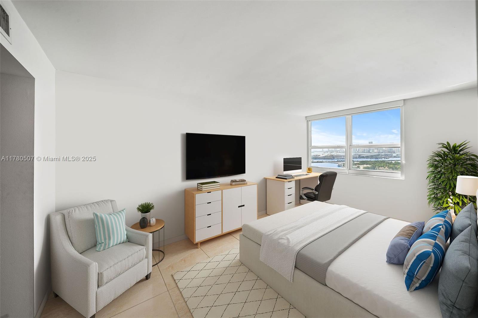 650 West Avenue, Unit 2511 Miami Beach, FL 33139 - Photo 5 of 28 Staging