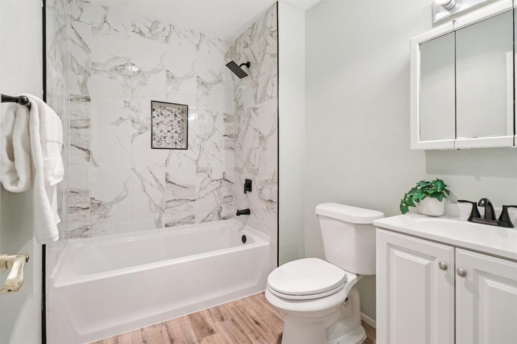 3216 Red Oak Lane Bedford, TX 76021 - Photo 28 of 40 a bathroom with a sink toilet and bathtub