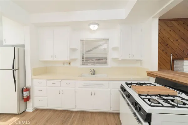 $5,990 | 440 31st Street, Hermosa Beach, CA 90254