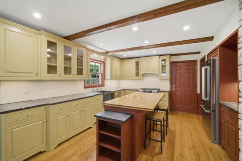 $550,000 | 237 Beachview Lane, North Barrington, IL 60010