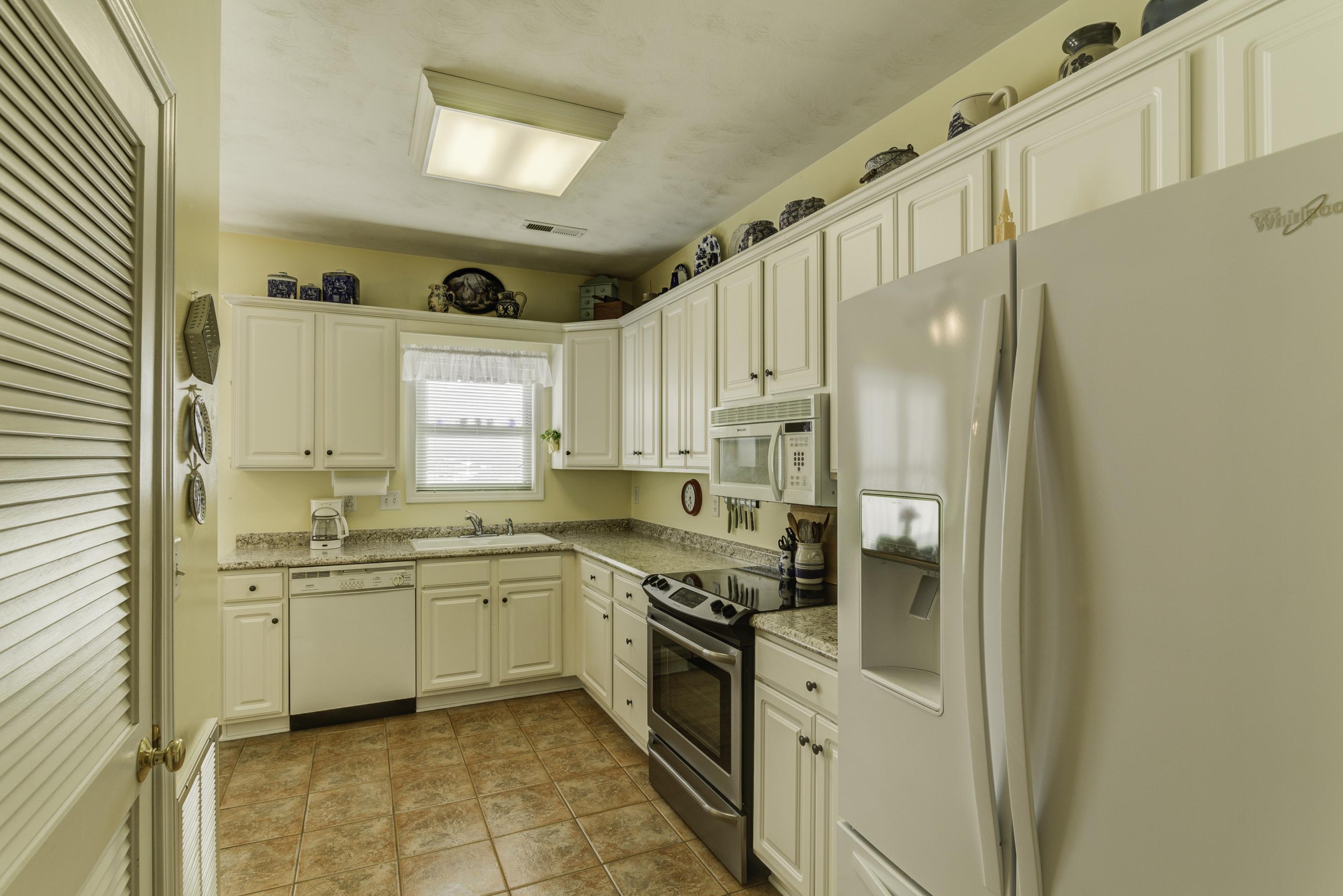 1941 South Clearing Road Salem, VA 24153 - Photo 5 of 18 005-234768-5-1941-south-clearing-drive-5