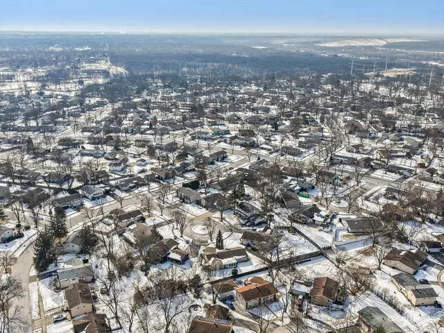 $547,500 | 6828 Kincaid Court, Woodridge, IL 60517