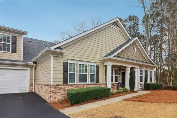 a view of a house with a yard