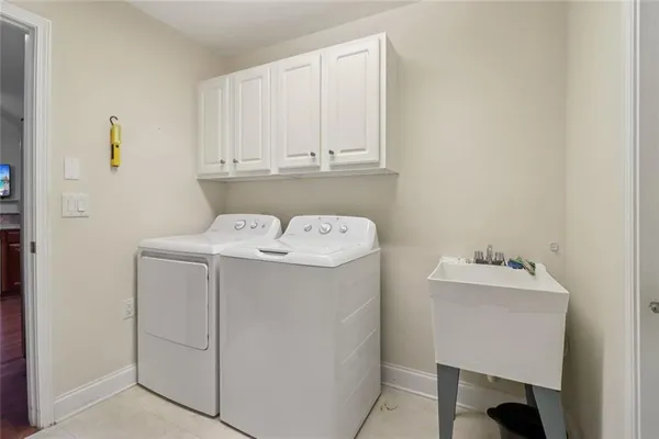 a view of livingroom with furniture and ceiling fan