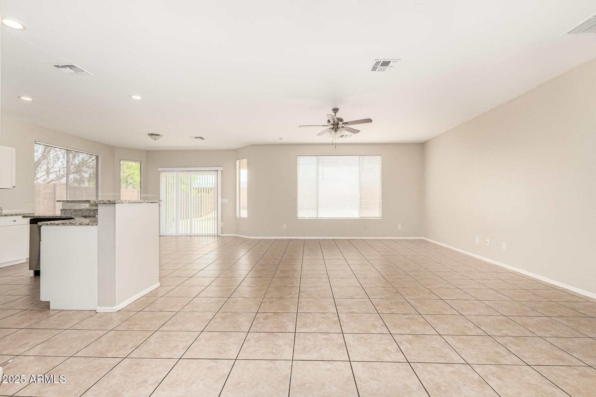 2313 West Carter Road Phoenix, AZ 85041 - Photo 5 of 32