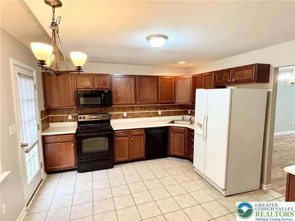 $389,900 | 5517 Tanglewood Lane, Lower Macungie Township, PA 18106