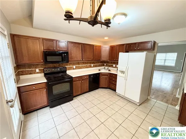 $389,900 | 5517 Tanglewood Lane, Lower Macungie Township, PA 18106