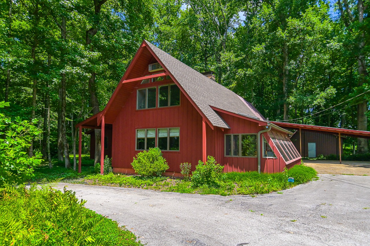 253 Hunter Road Fayetteville, TN 37334 - Photo 2 of 61 a front view of a house with garden