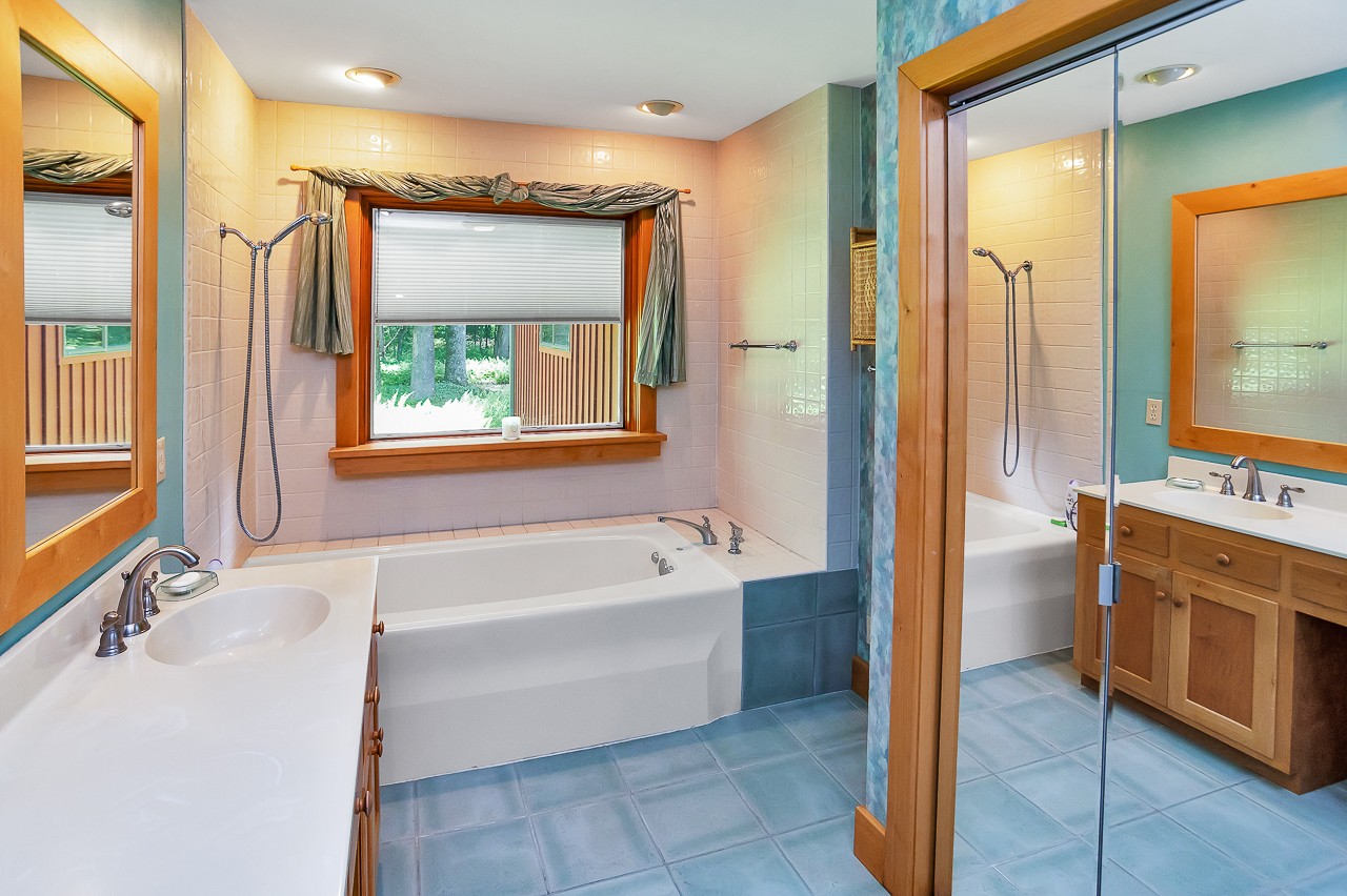 253 Hunter Road Fayetteville, TN 37334 - Photo 22 of 61 a bathroom with a tub sink and mirror