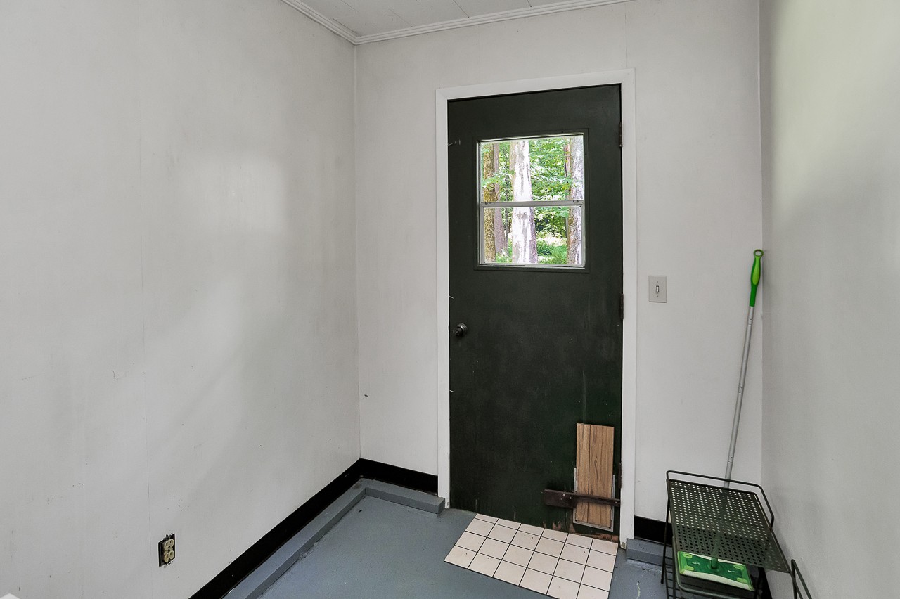 253 Hunter Road Fayetteville, TN 37334 - Photo 39 of 61 an entryway and a window in a room