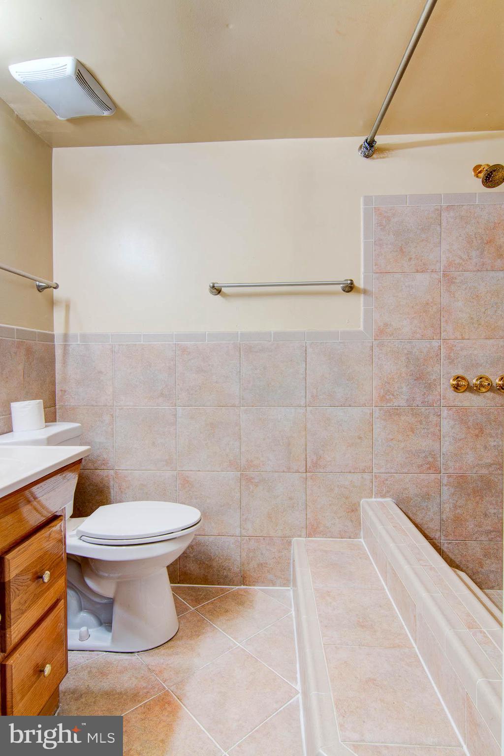 15613 Dorset Road, Unit 104 Laurel, MD 20707 - Photo 6 of 18 Bathroom 2