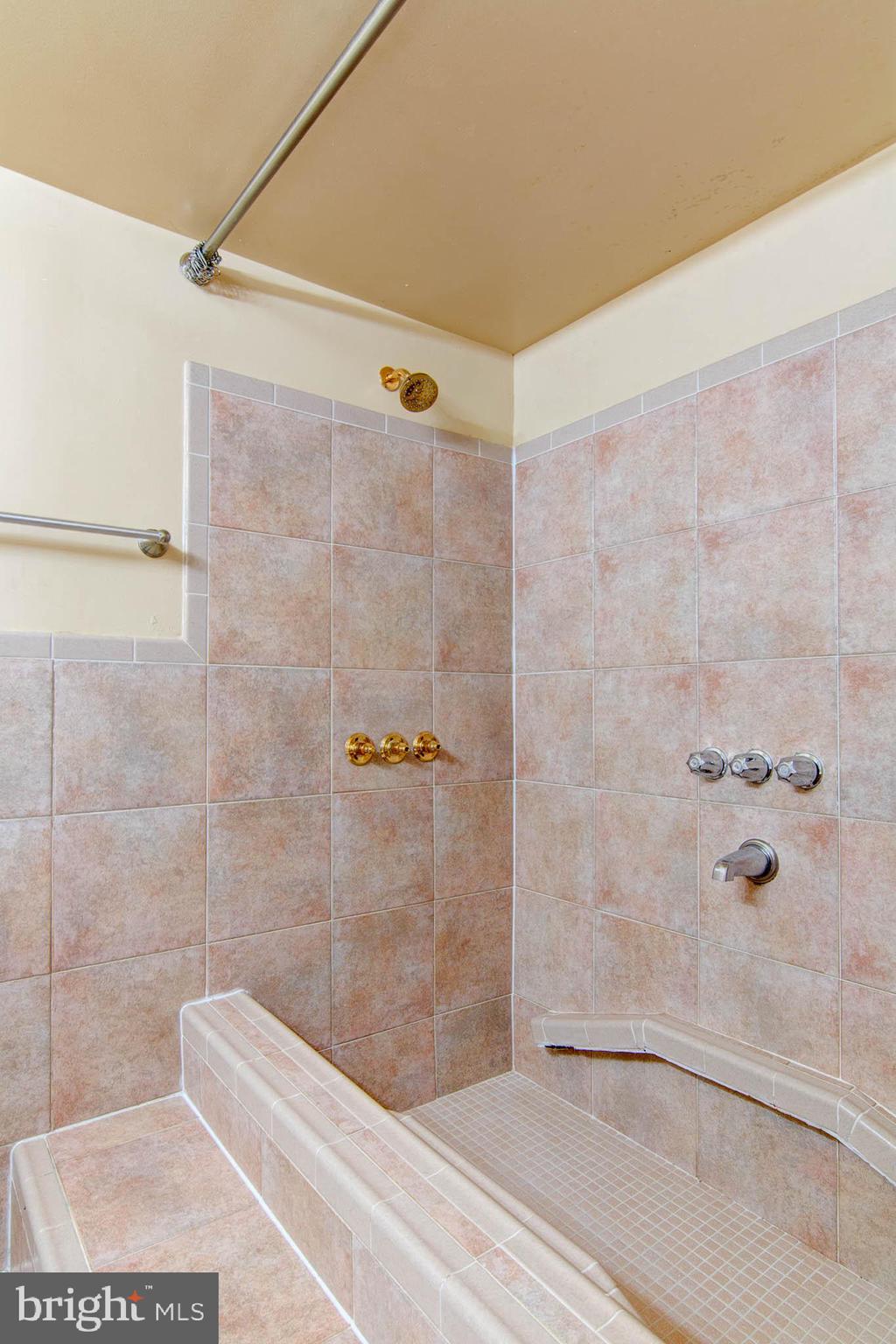 15613 Dorset Road, Unit 104 Laurel, MD 20707 - Photo 7 of 18 Bathroom 2