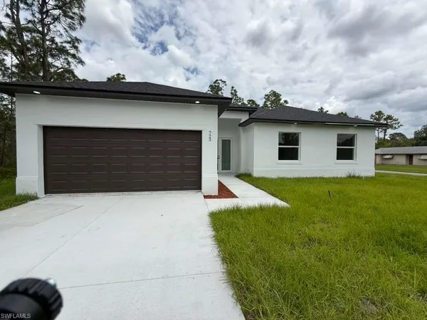 $2,400 | 723 Epps Brown Street East, Lehigh Acres, FL 33974