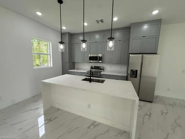 $2,400 | 723 Epps Brown Street East, Lehigh Acres, FL 33974