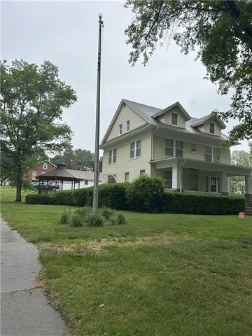 $325,000 | 207 South Ives Street, Highland, KS 66035