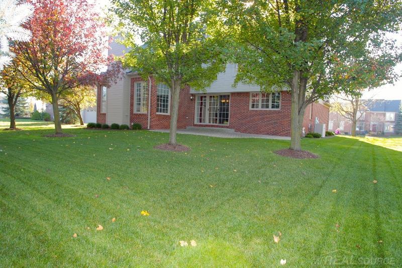 1313 Tulberry Circle Rochester, MI 48306 - Photo 37 of 38 31269943-39.JPG