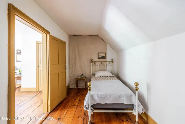 a view of entryway with a front door