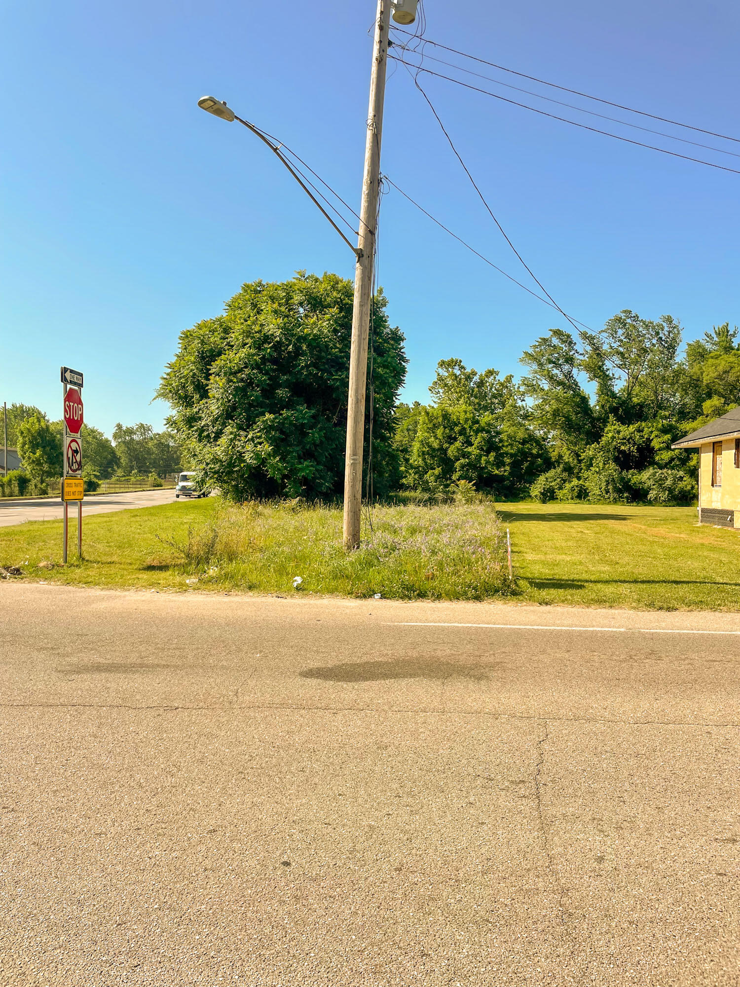992 Highland Avenue Benton Harbor, MI 49022 - Photo 2 of 5 corner