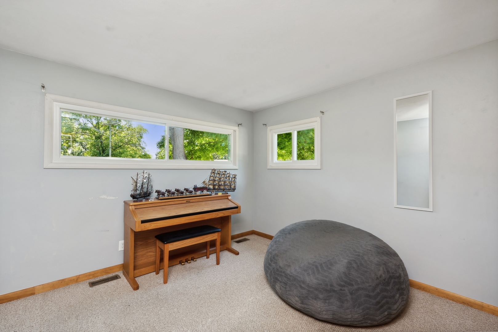 4612 Blue Jay Road Harvard, IL 60033 - Photo 8 of 14 a room with furniture and a window