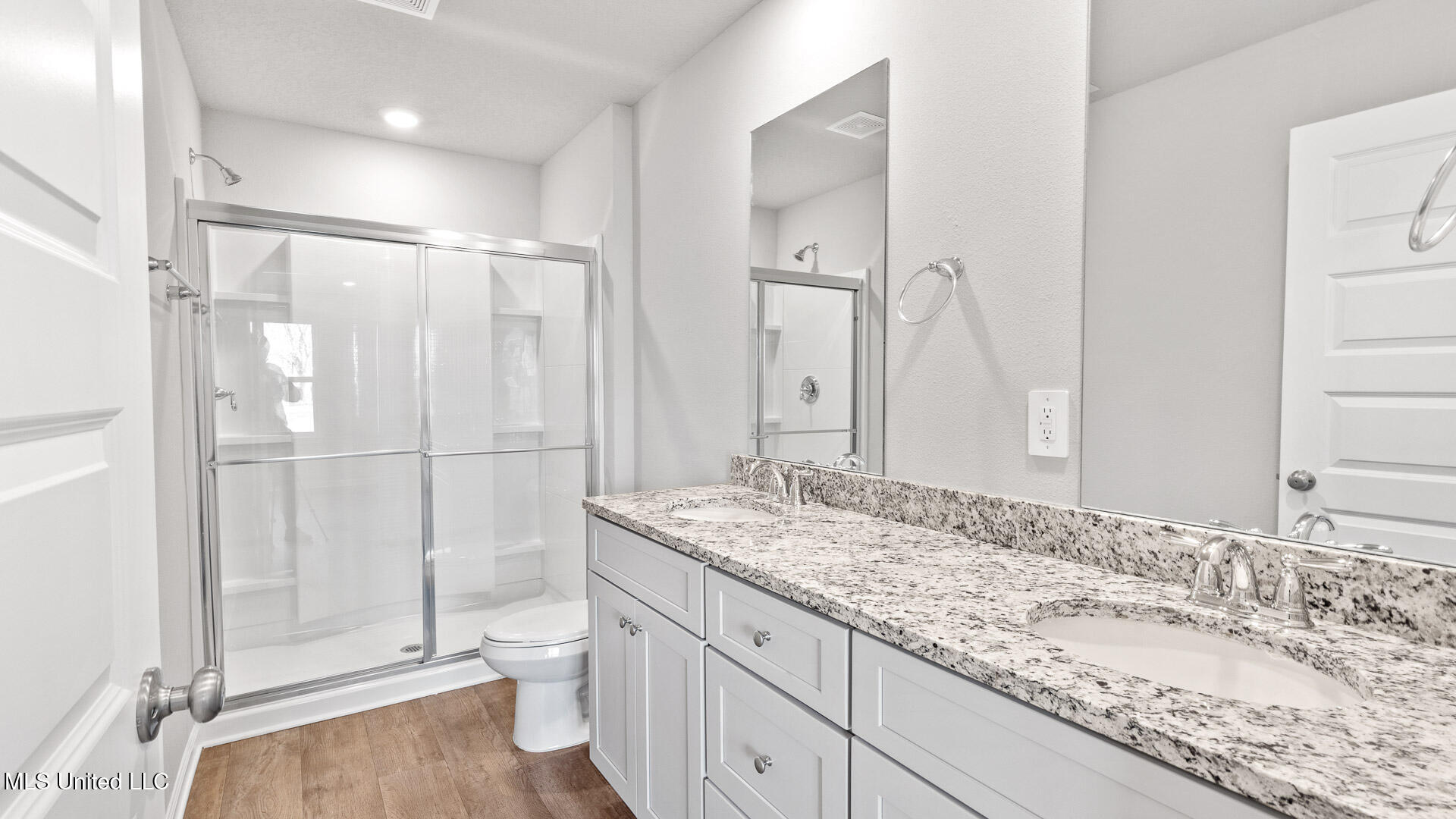 13420 Inman Court Gulfport, MS 39503 - Photo 16 of 27 Primary Bathroom