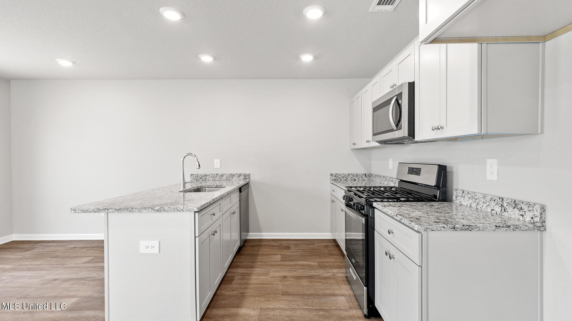 13420 Inman Court Gulfport, MS 39503 - Photo 6 of 27 Kitchen
