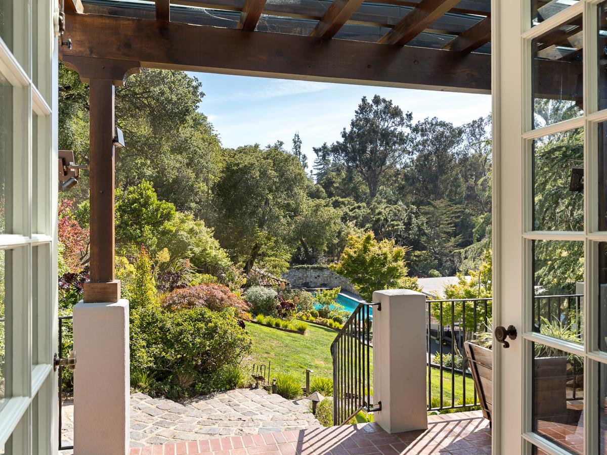 862 Chiltern Road Hillsborough, CA 94010 - Photo 15 of 58 Gallery Image 15