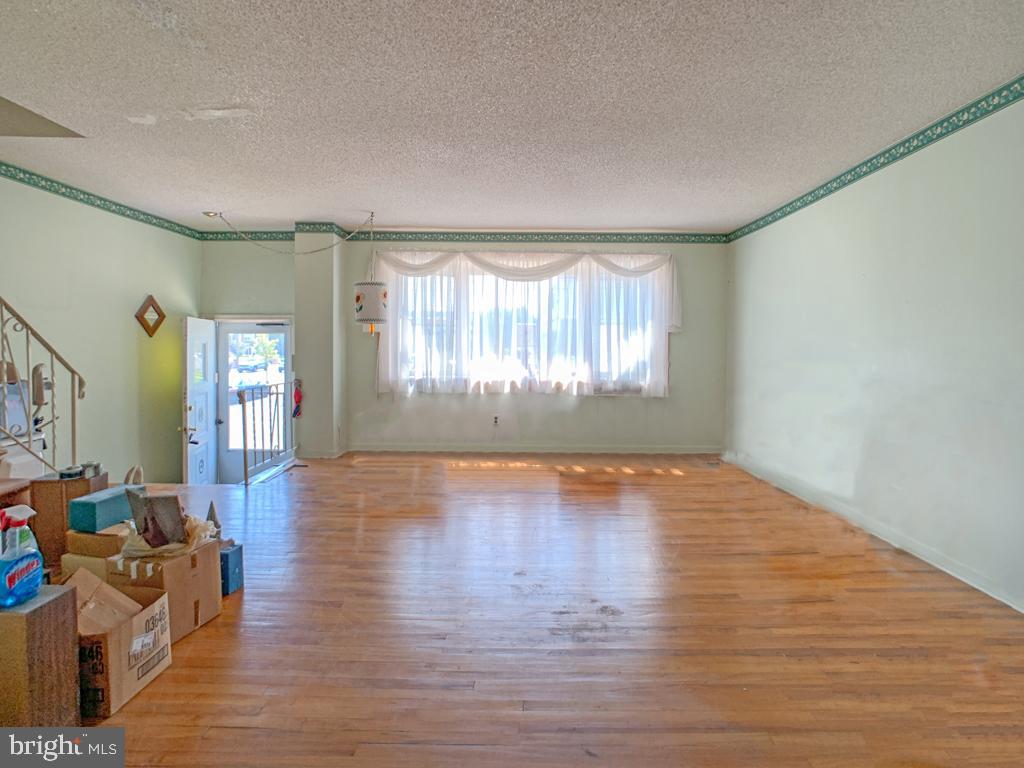11710 Colman Road Philadelphia, PA 19154 - Photo 2 of 29 Living Room
