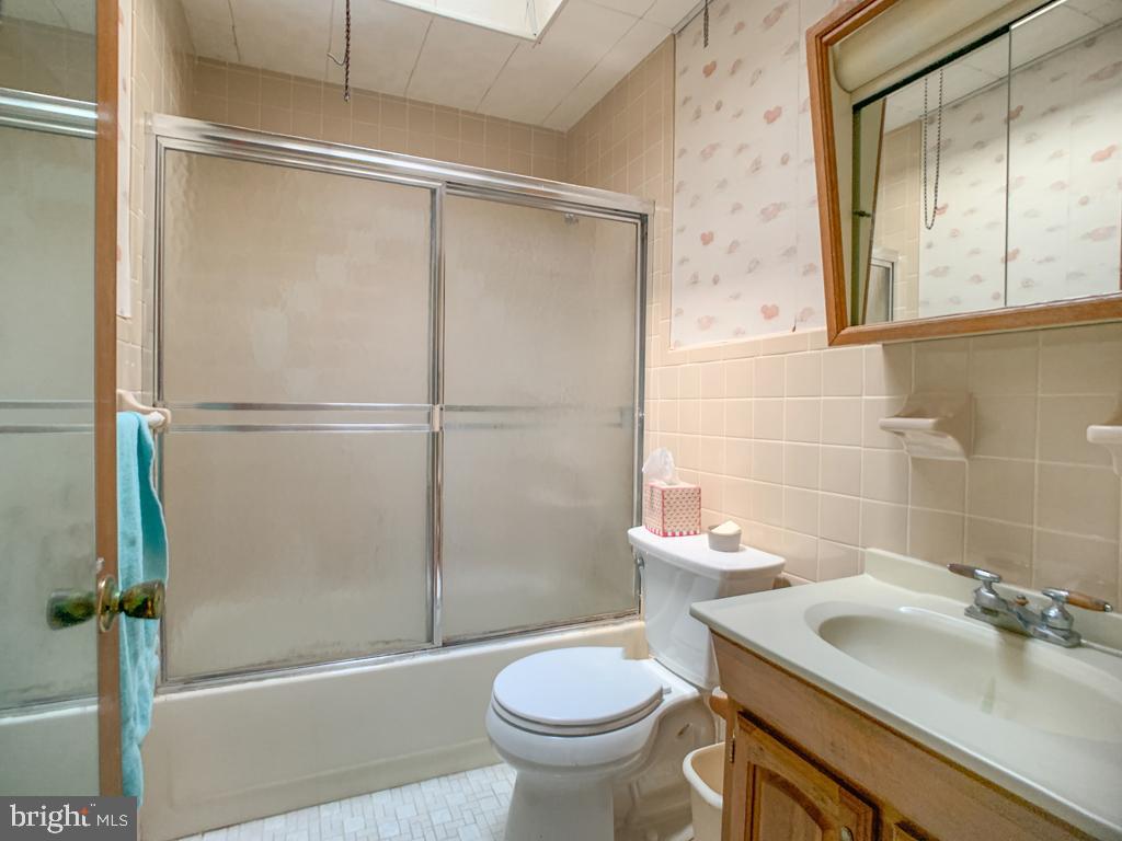 11710 Colman Road Philadelphia, PA 19154 - Photo 19 of 29 Bathroom