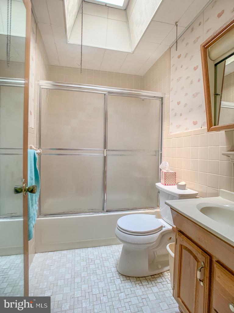 11710 Colman Road Philadelphia, PA 19154 - Photo 20 of 29 Bathroom with Skylight