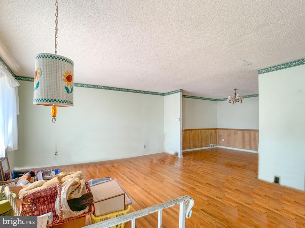 11710 Colman Road Philadelphia, PA 19154 - Photo 3 of 29 Living Room