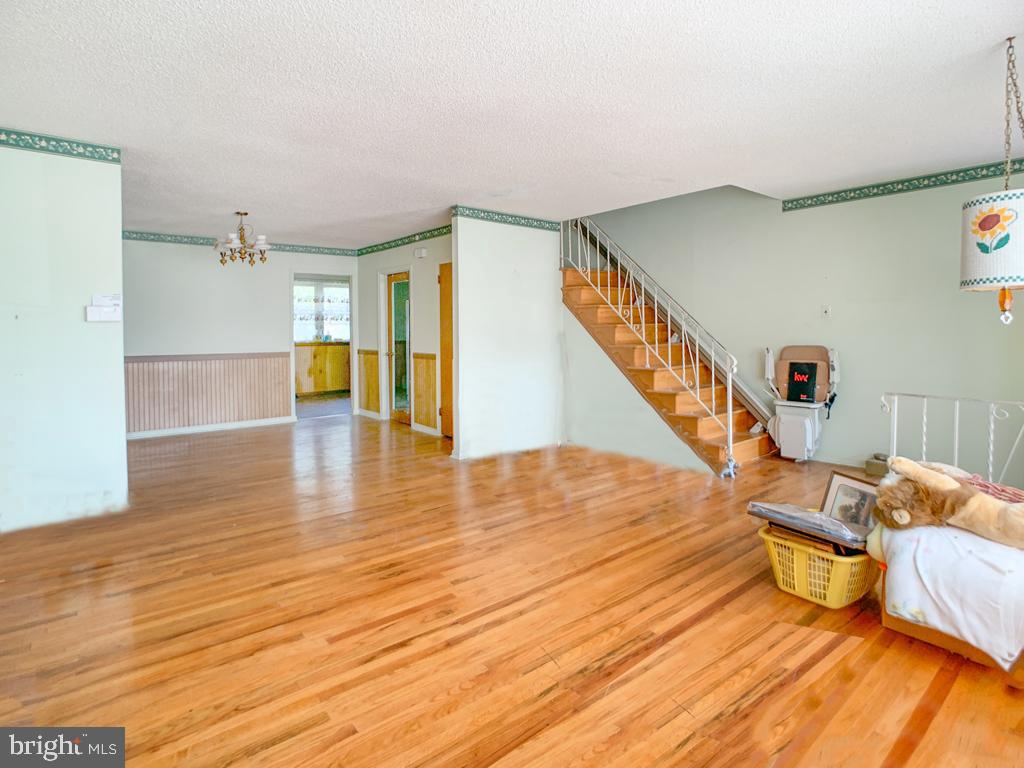 11710 Colman Road Philadelphia, PA 19154 - Photo 4 of 29 Living Room