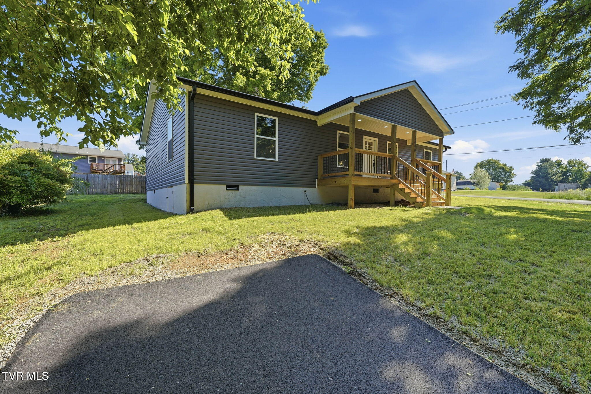 2000 Charlotte Street Kingsport, TN 37660 - Photo 3 of 27 12-web-or-mls-2000 Charlotte St-2