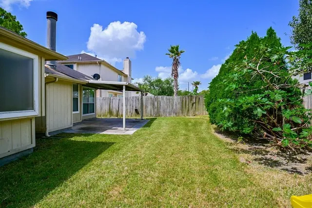 a view of a back yard of the house