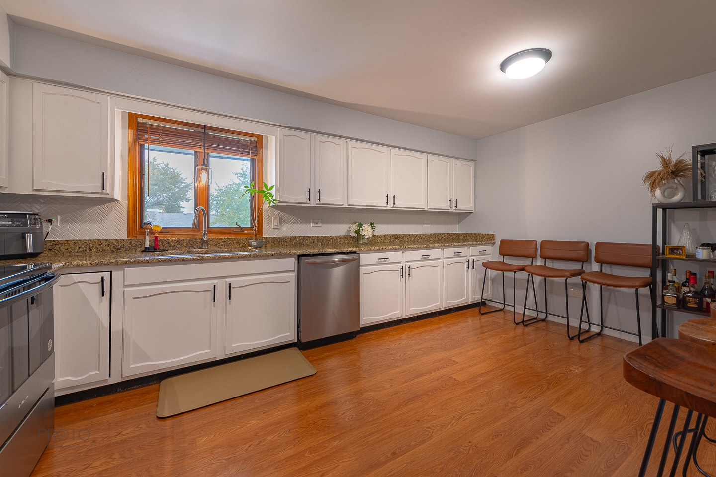 11015 South 84th Avenue, Unit 3C Palos Hills, IL 60465 - Photo 7 of 30 a kitchen with a sink window and cabinets