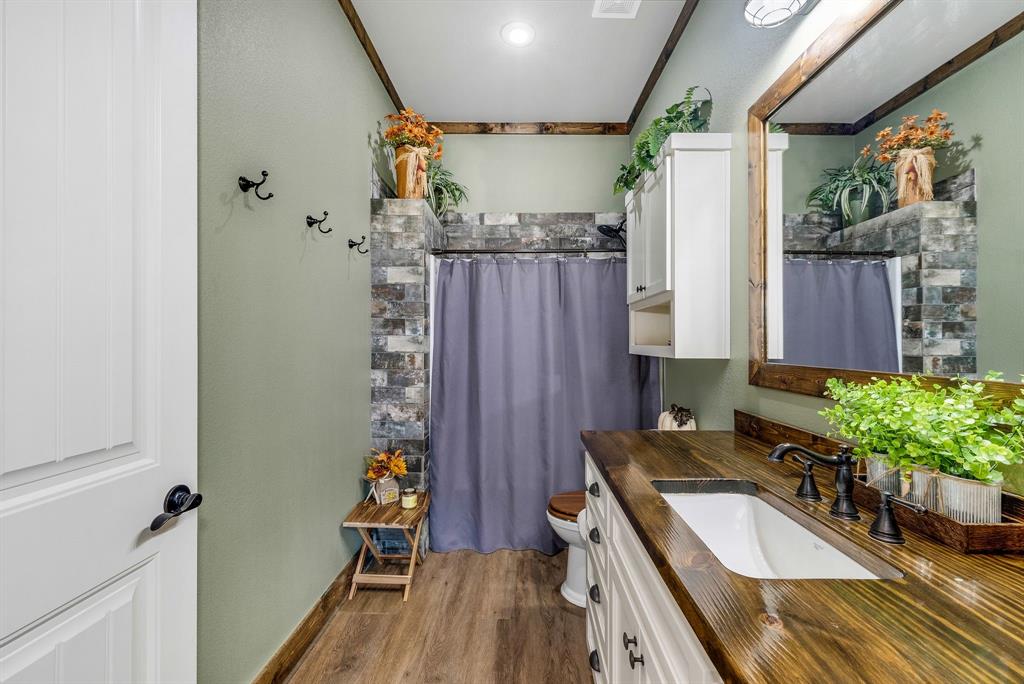 650 Scoggins Road Tioga, TX 76271 - Photo 19 of 32 Bathroom for 2 side bedrooms