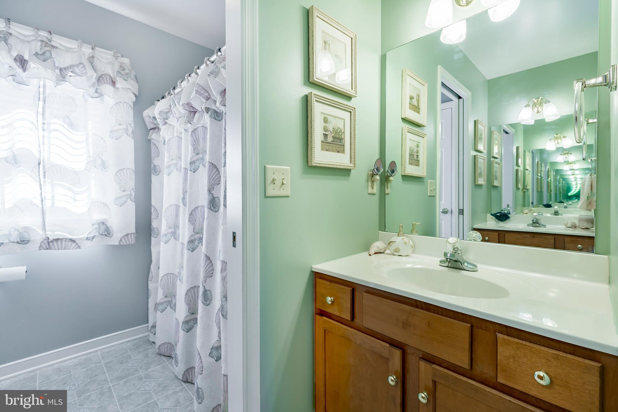 312 Royal Hunt Way Lititz, PA 17543 - Photo 20 of 27 Full Bathroom 2