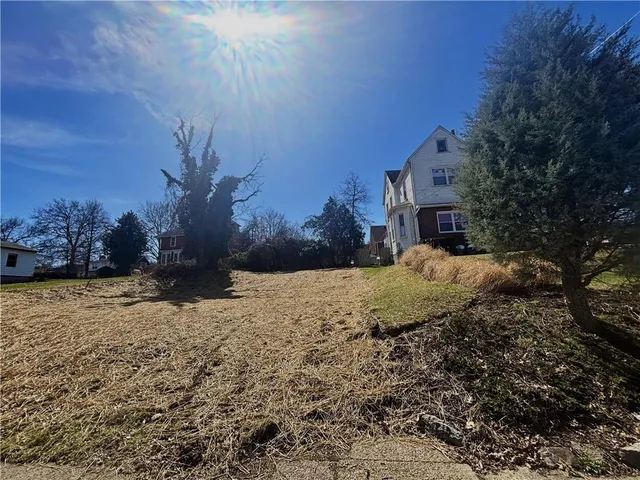 a view of a yard with a house