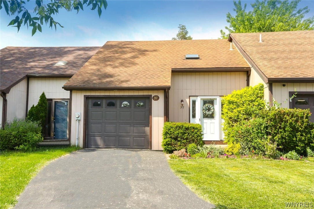 37 Robin Road Amherst, NY 14228 - Photo 1 of 28
