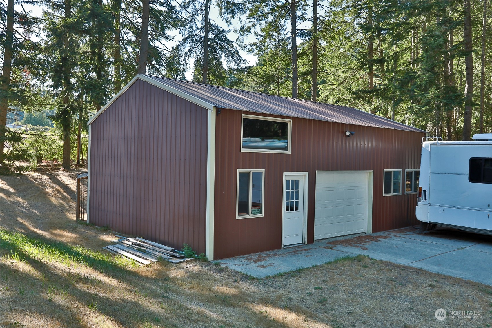 2811 East Andreason Road Langley, WA 98260 - Photo 32 of 38 a backyard of a house