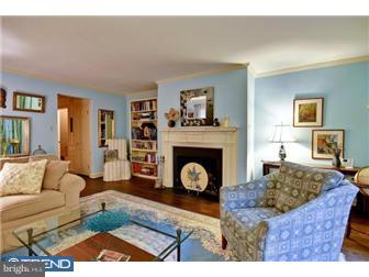 2016 Rittenhouse Square Philadelphia, PA 19103 - Photo 2 of 12 Living Room