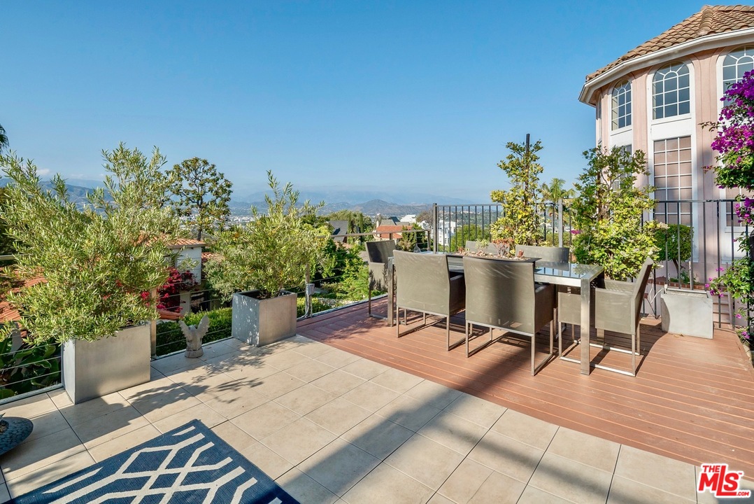 3711 Prestwick Drive Los Angeles, CA 90027 - Photo 15 of 37 a view of a tables and chairs in patio