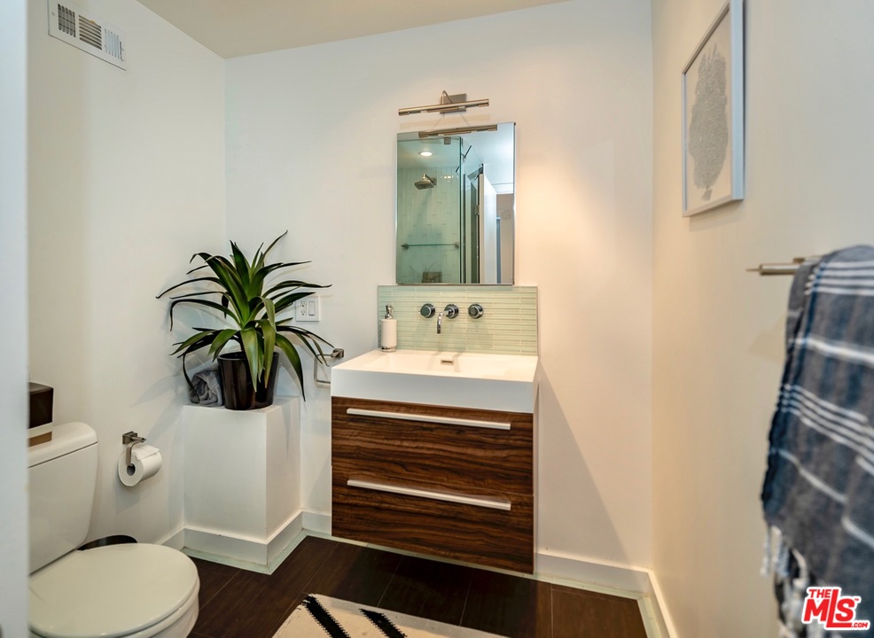 3711 Prestwick Drive Los Angeles, CA 90027 - Photo 29 of 37 a bathroom with a sink toilet and a mirror