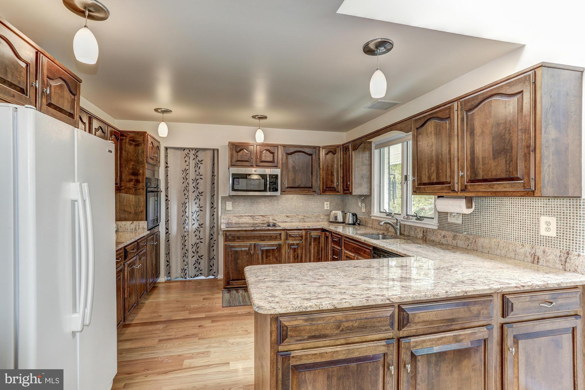 238 Hunters Road Washington, VA 22747 - Photo 11 of 30 Gorgeous custom cabinets with granite counters