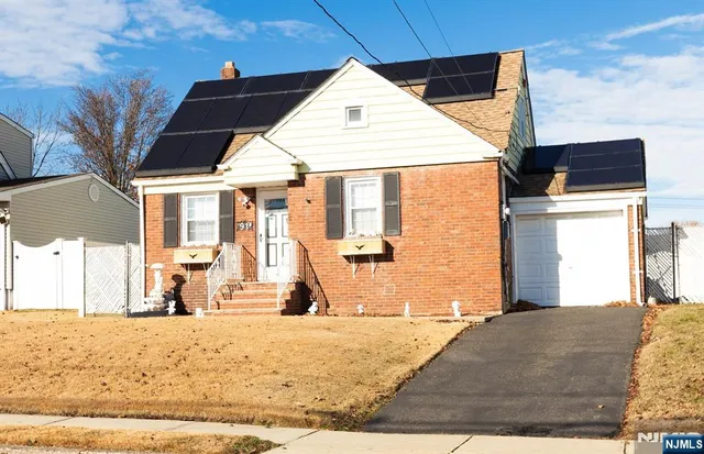 a view of a very nice looking house