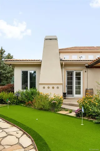 a view of a house with backyard and garden