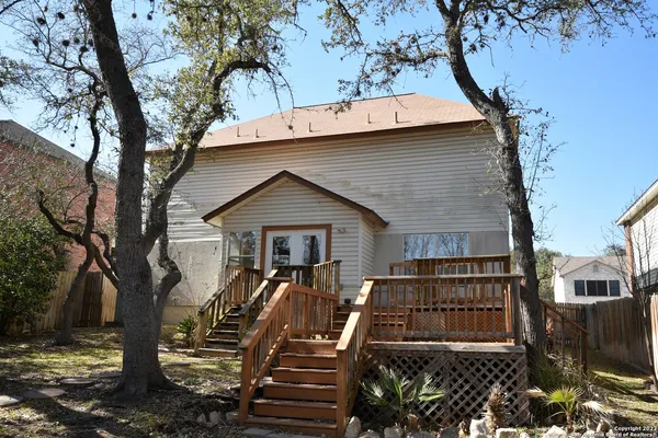 a view of a house with yard
