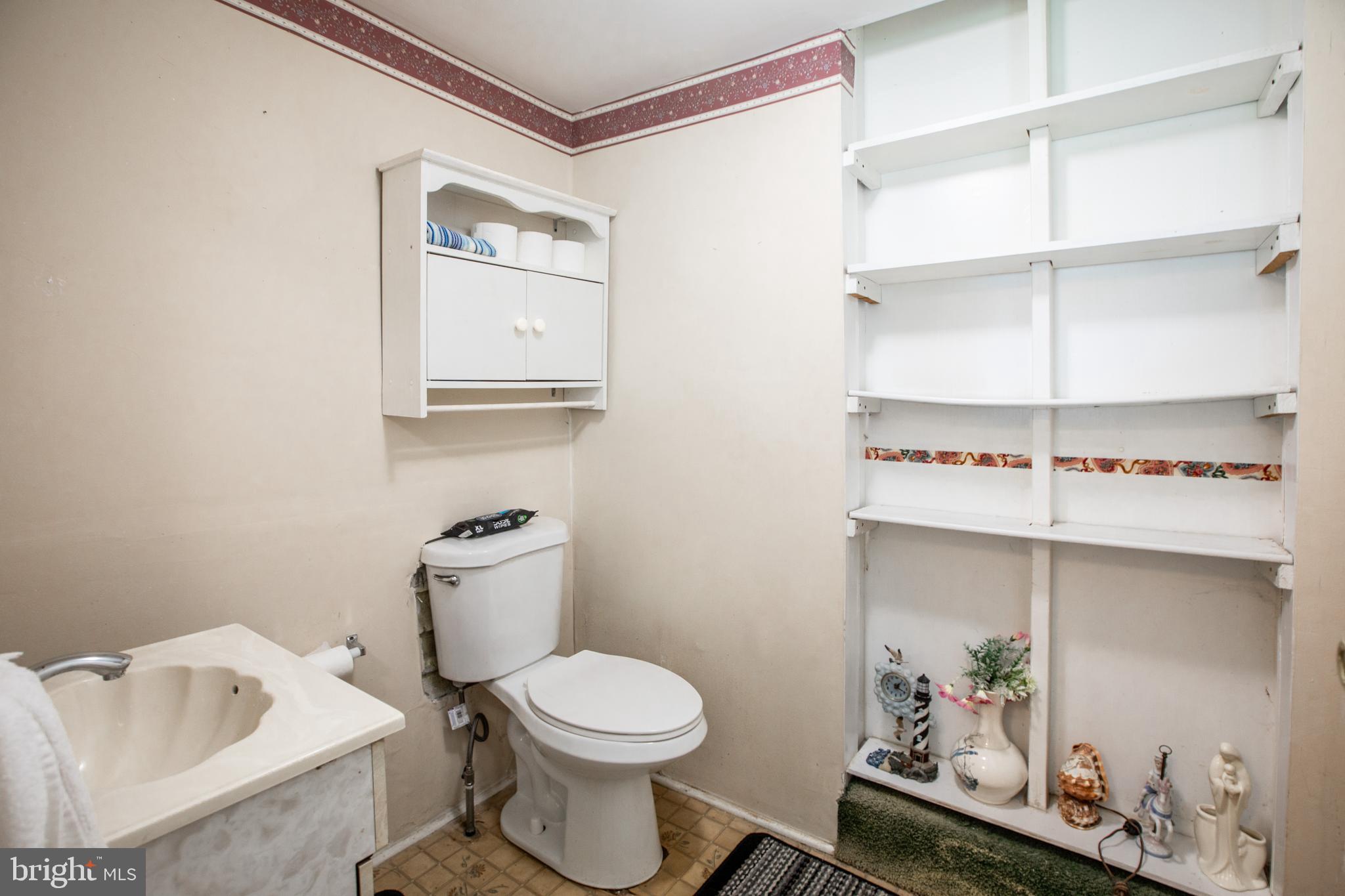 752 Groveville Road Hamilton, NJ 08620 - Photo 16 of 33 a bathroom with a toilet a sink and a bathtub