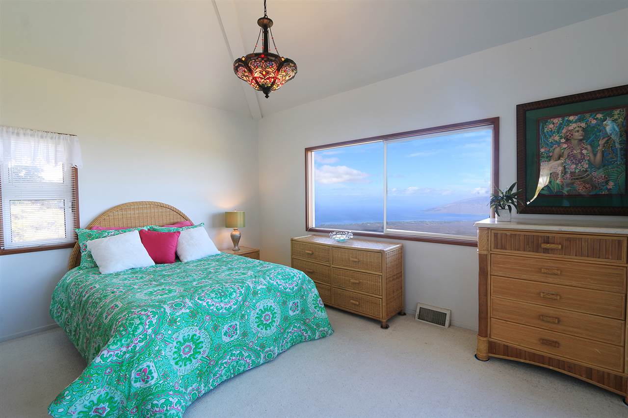 1415 Middle Road Kula, HI 96790 - Photo 16 of 30 a bedroom with a bed and a dresser