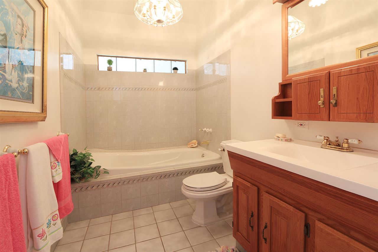 1415 Middle Road Kula, HI 96790 - Photo 23 of 30 a bathroom with a sink a toilet and bathtub